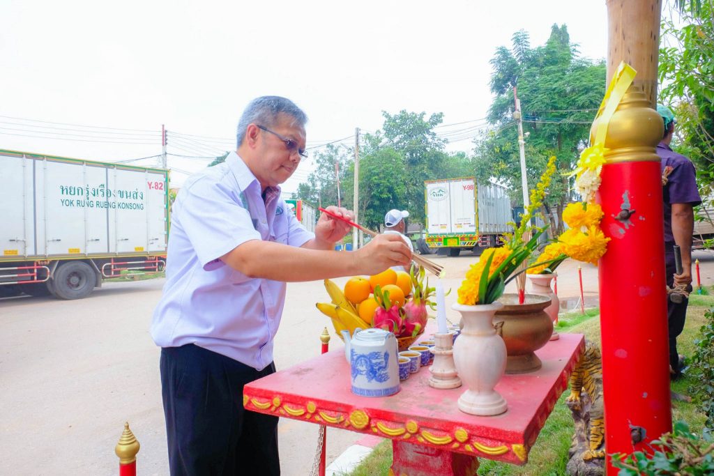 บริษัท หยกรุ่งเรืองขนส่ง จำกัด ทำพิธีตั้งเสาทีกง